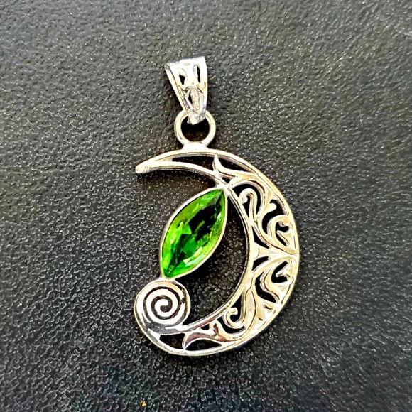 New Tsavorite Silver Crescent Moon Pendant. - Picture 1 of 15